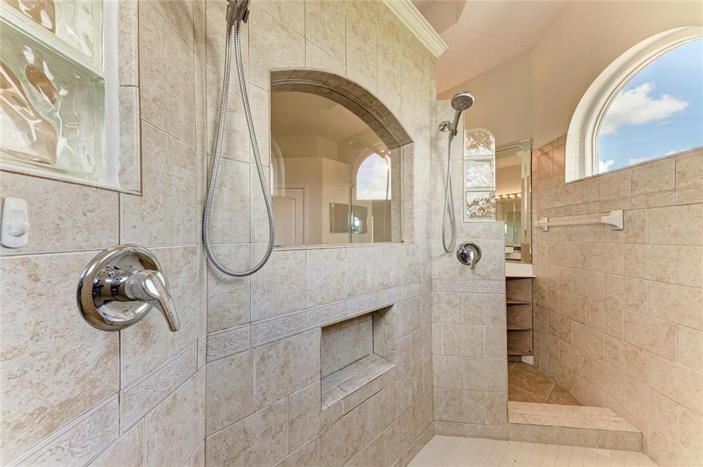 Activo con contrato: $950,000 (4 camas, 4 baños, 3585 Pies cuadrados)