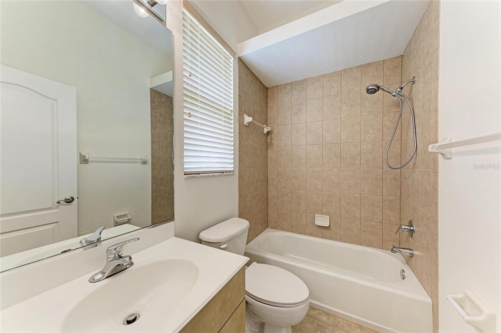 Activo con contrato: $950,000 (4 camas, 4 baños, 3585 Pies cuadrados)