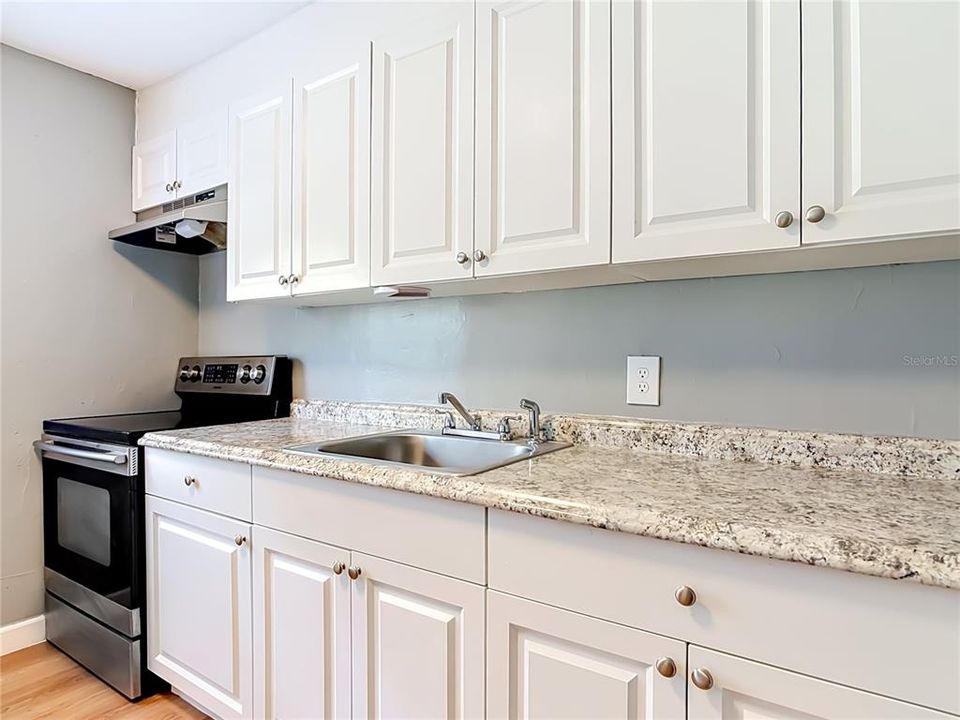 For Sale: $159,900 (2 beds, 1 baths, 648 Square Feet)