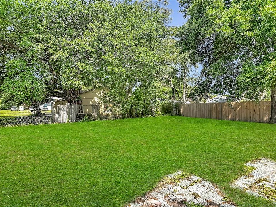 For Sale: $159,900 (2 beds, 1 baths, 648 Square Feet)