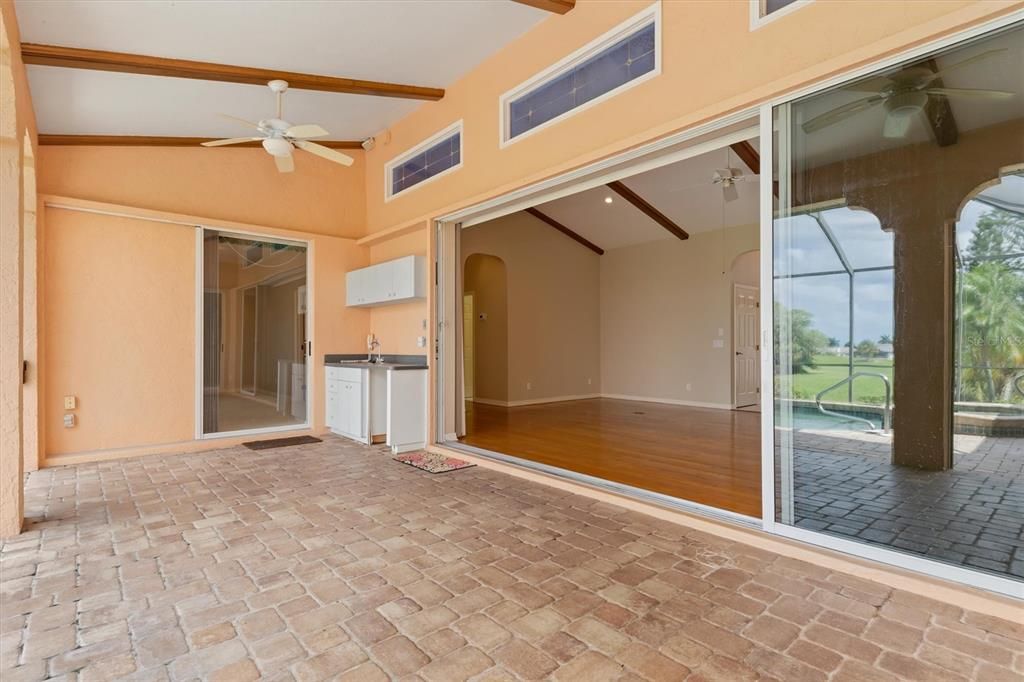 En Venta: $599,900 (3 camas, 2 baños, 2674 Pies cuadrados)
