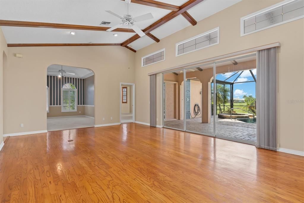 En Venta: $599,900 (3 camas, 2 baños, 2674 Pies cuadrados)