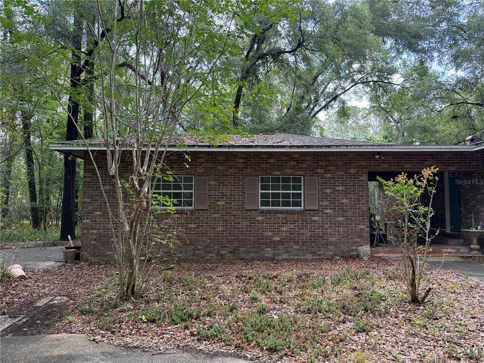 For Sale: $290,000 (2 beds, 1 baths, 1251 Square Feet)