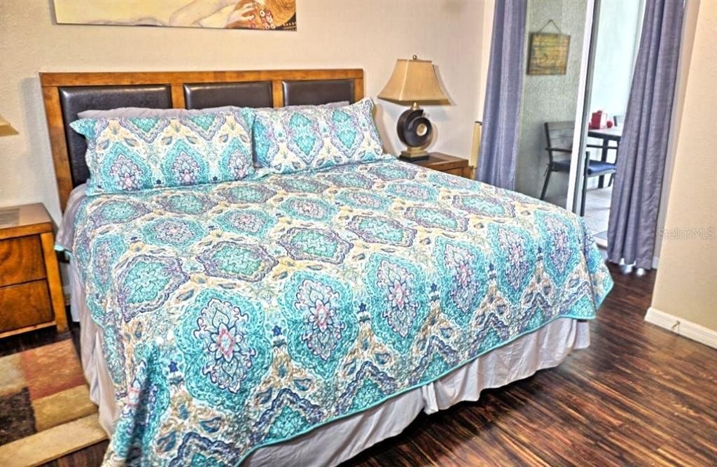 Active With Contract: $179,500 (1 beds, 1 baths, 835 Square Feet)