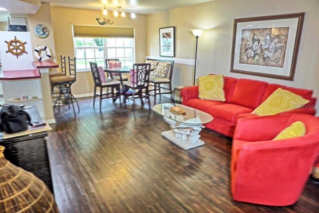 Active With Contract: $179,500 (1 beds, 1 baths, 835 Square Feet)