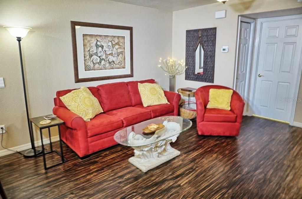 Active With Contract: $179,500 (1 beds, 1 baths, 835 Square Feet)