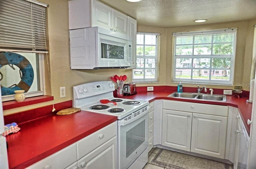 Active With Contract: $179,500 (1 beds, 1 baths, 835 Square Feet)