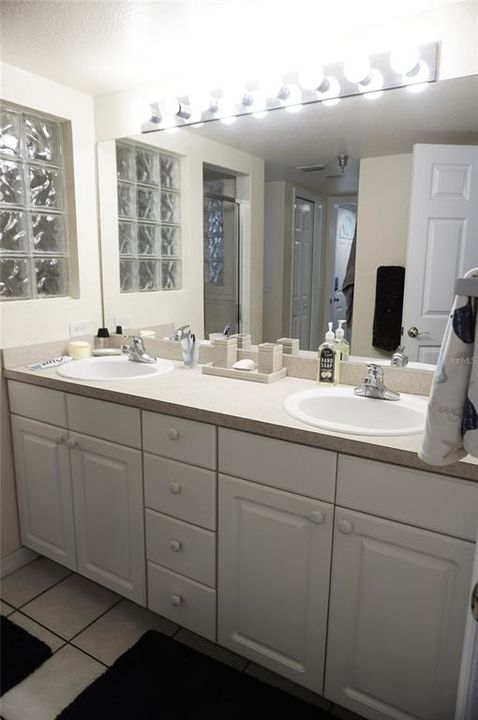 Active With Contract: $179,500 (1 beds, 1 baths, 835 Square Feet)