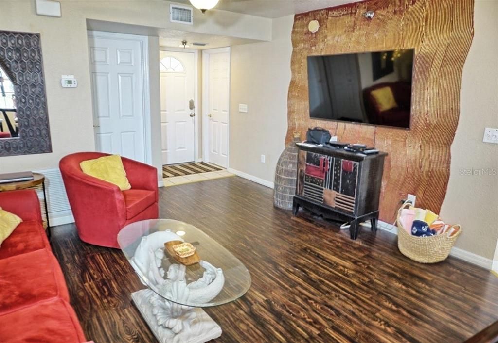 Active With Contract: $179,500 (1 beds, 1 baths, 835 Square Feet)