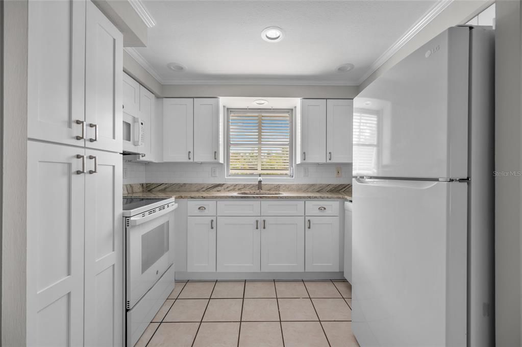 For Sale: $368,900 (2 beds, 2 baths, 1406 Square Feet)