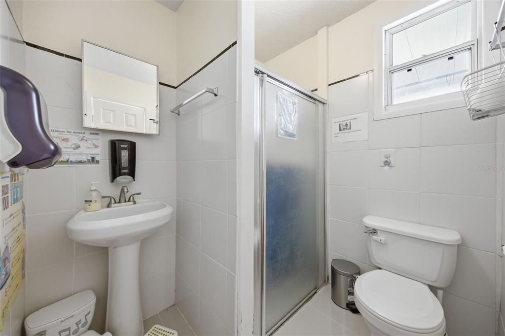 На продажу: $335,000 (7 спален, 6 ванн, 2585 Квадратных фут)
