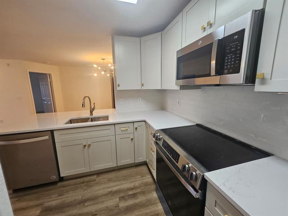 For Sale: $255,900 (2 beds, 2 baths, 1003 Square Feet)