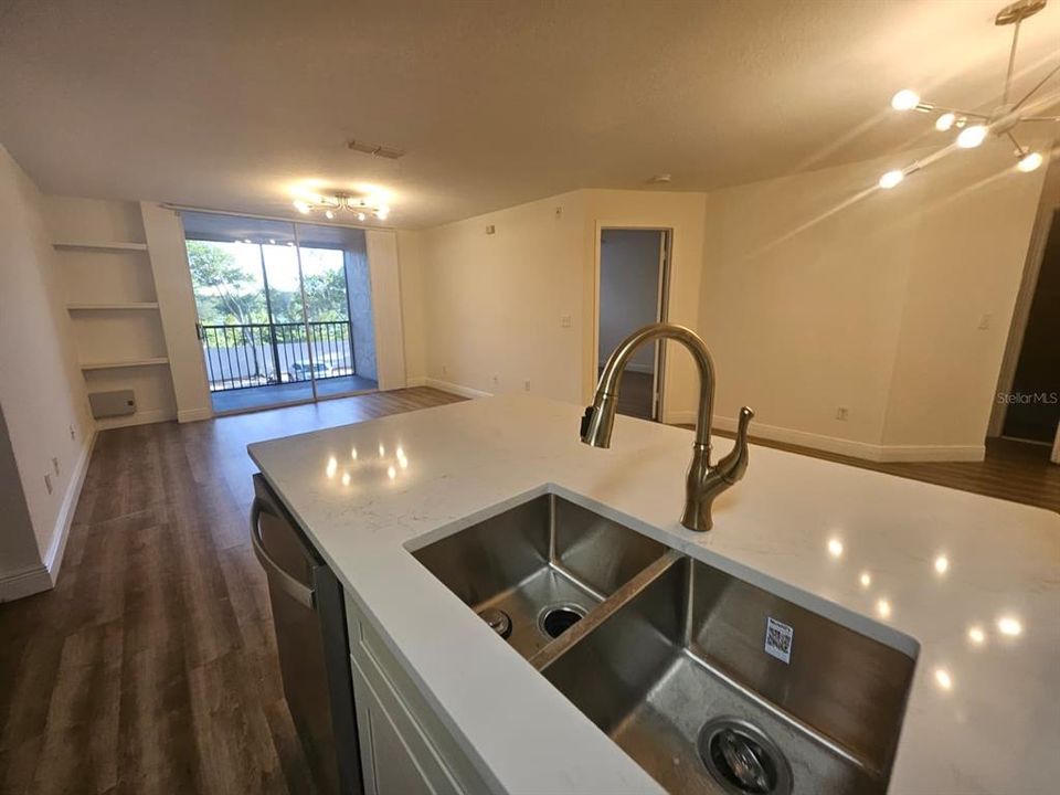 For Sale: $255,900 (2 beds, 2 baths, 1003 Square Feet)