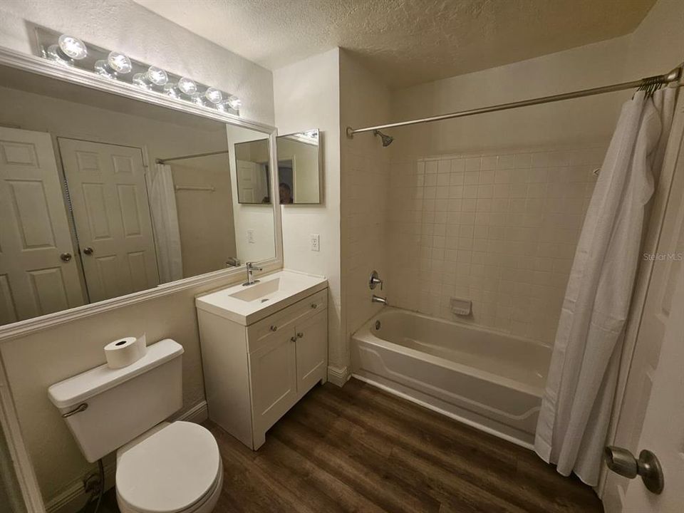 For Sale: $255,900 (2 beds, 2 baths, 1003 Square Feet)