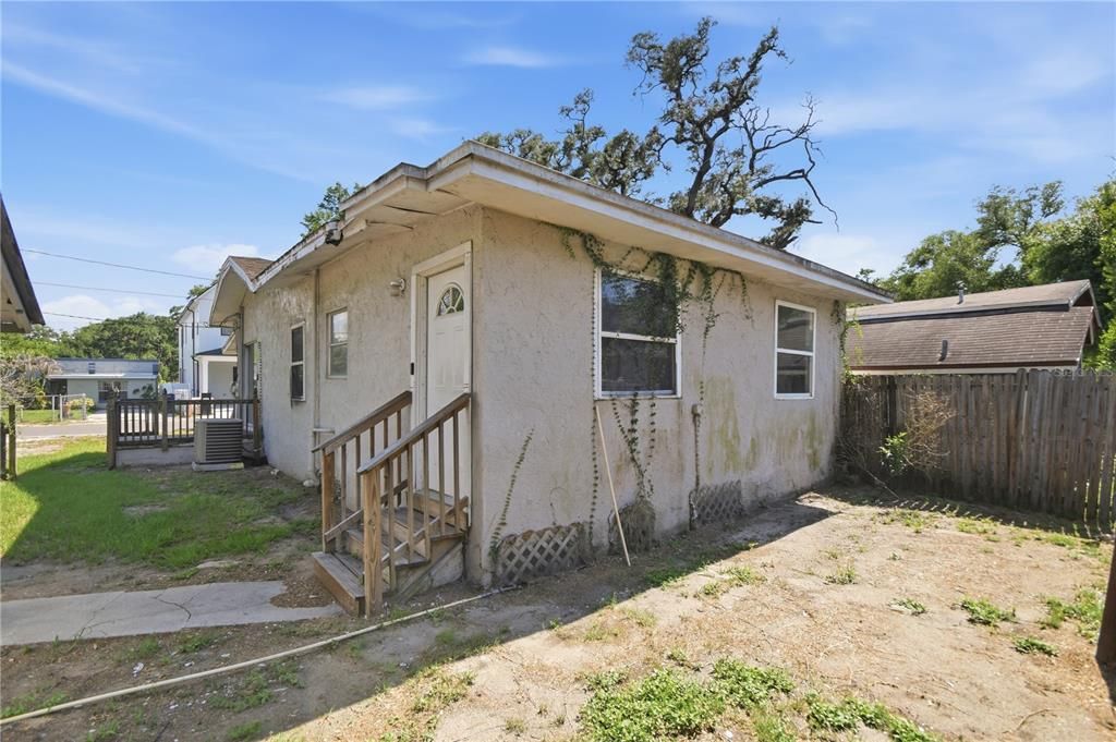 For Sale: $129,999 (2 beds, 1 baths, 1042 Square Feet)