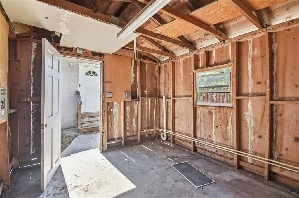 For Sale: $129,999 (2 beds, 1 baths, 1042 Square Feet)