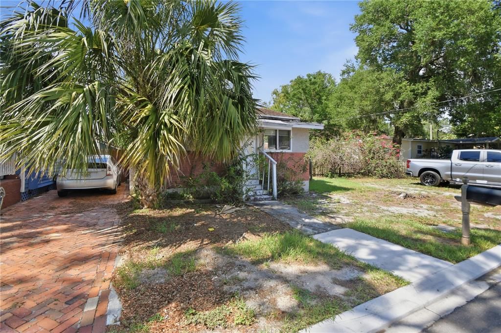 For Sale: $129,999 (2 beds, 1 baths, 1042 Square Feet)