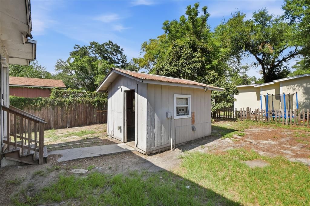 For Sale: $129,999 (2 beds, 1 baths, 1042 Square Feet)