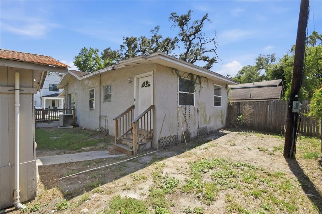 For Sale: $129,999 (2 beds, 1 baths, 1042 Square Feet)