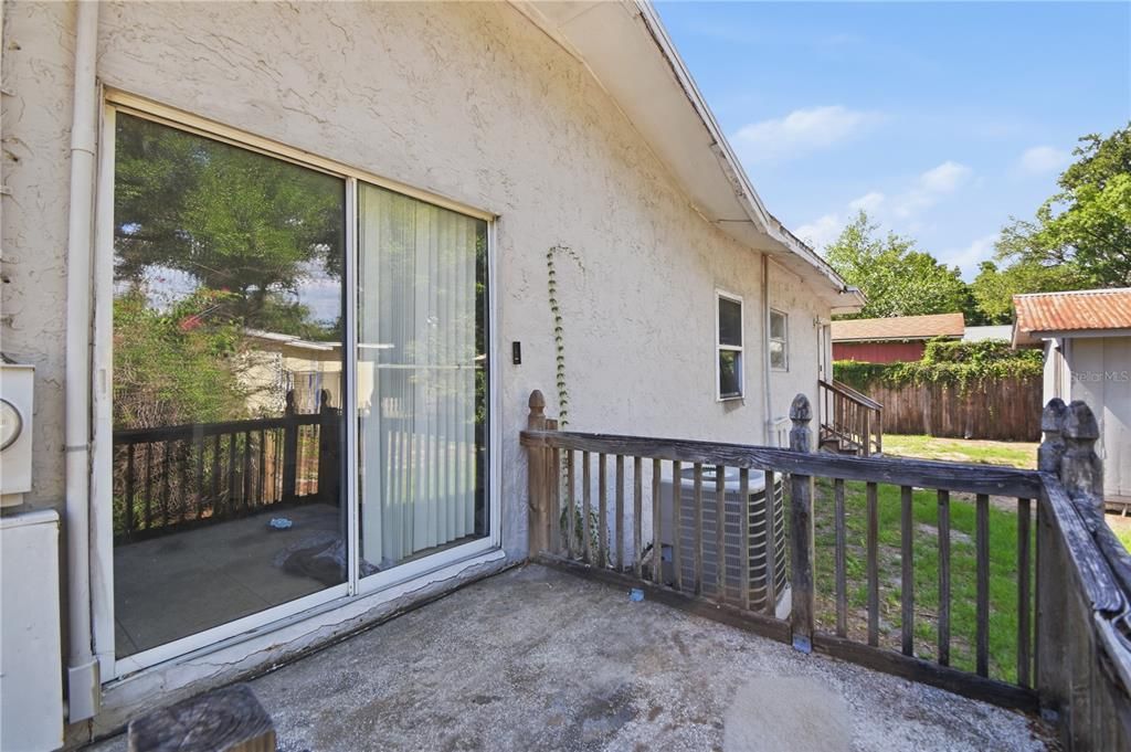 For Sale: $129,999 (2 beds, 1 baths, 1042 Square Feet)