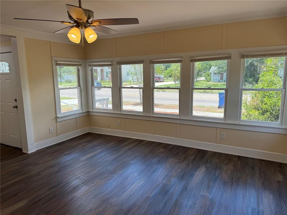 For Sale: $337,000 (2 beds, 1 baths, 1120 Square Feet)
