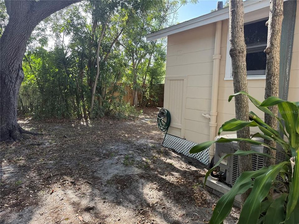For Sale: $337,000 (2 beds, 1 baths, 1120 Square Feet)