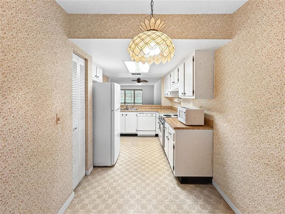 For Sale: $149,900 (2 beds, 2 baths, 1105 Square Feet)