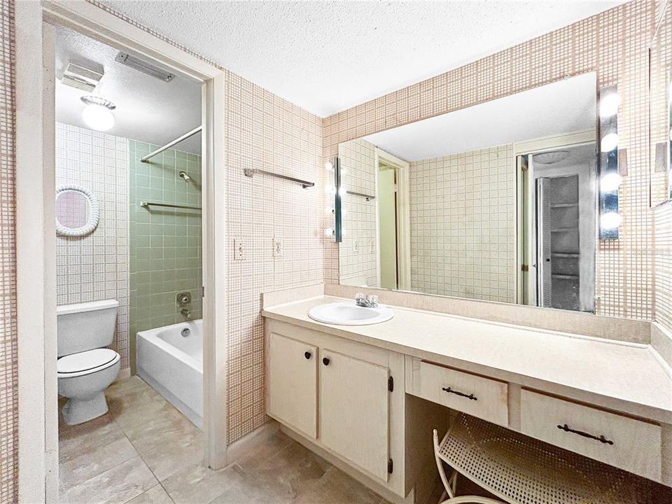 For Sale: $149,900 (2 beds, 2 baths, 1105 Square Feet)