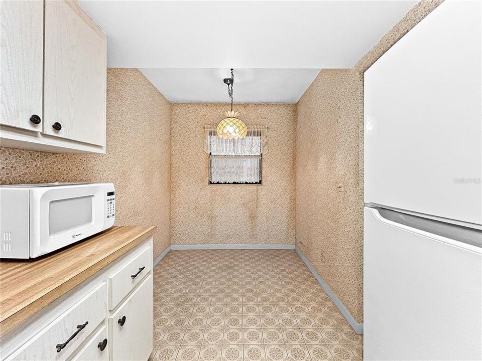 For Sale: $149,900 (2 beds, 2 baths, 1105 Square Feet)