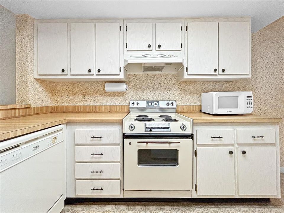 For Sale: $149,900 (2 beds, 2 baths, 1105 Square Feet)