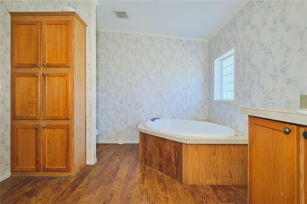For Sale: $269,000 (4 beds, 2 baths, 2337 Square Feet)