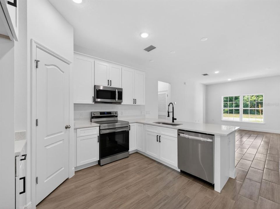 For Rent: $2,200 (3 beds, 2 baths, 1413 Square Feet)