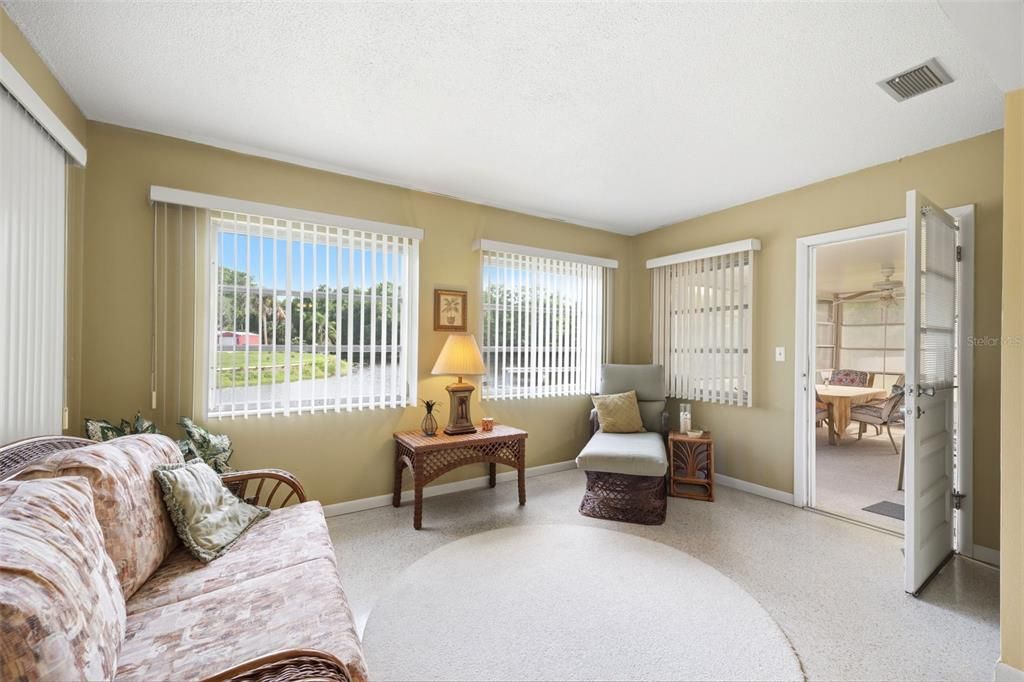 For Sale: $285,000 (3 beds, 2 baths, 1586 Square Feet)