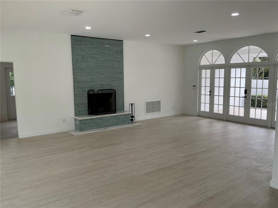 For Sale: $895,000 (3 beds, 2 baths, 2400 Square Feet)