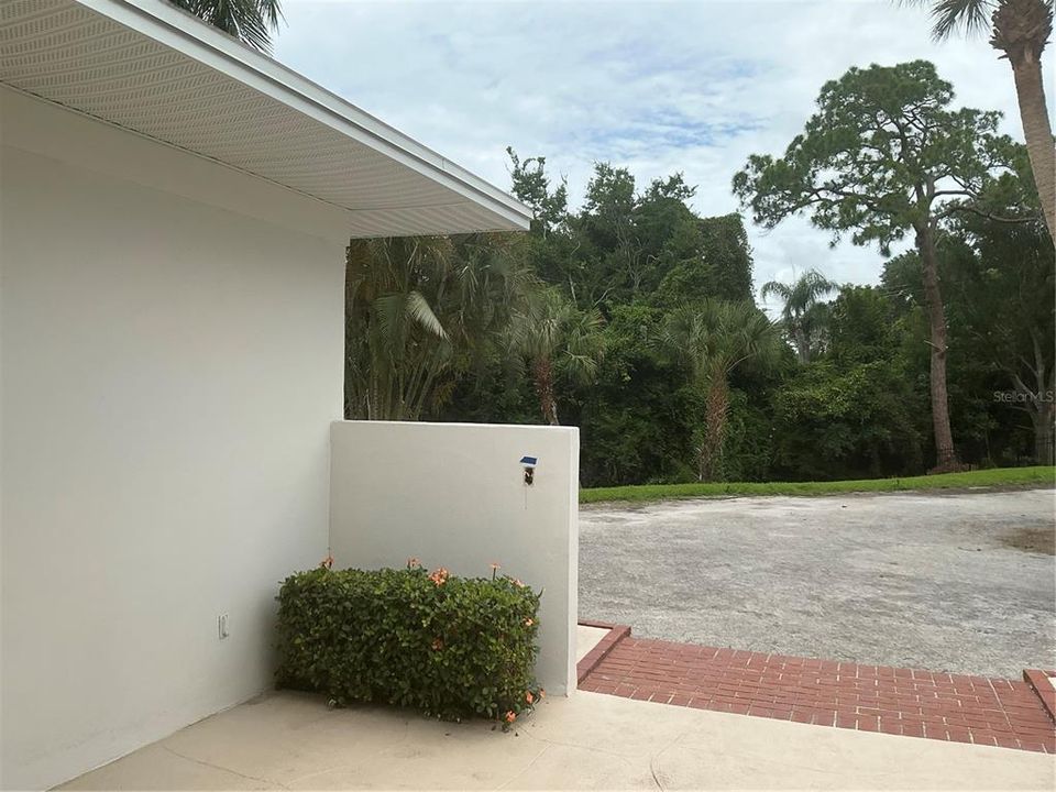For Sale: $895,000 (3 beds, 2 baths, 2400 Square Feet)