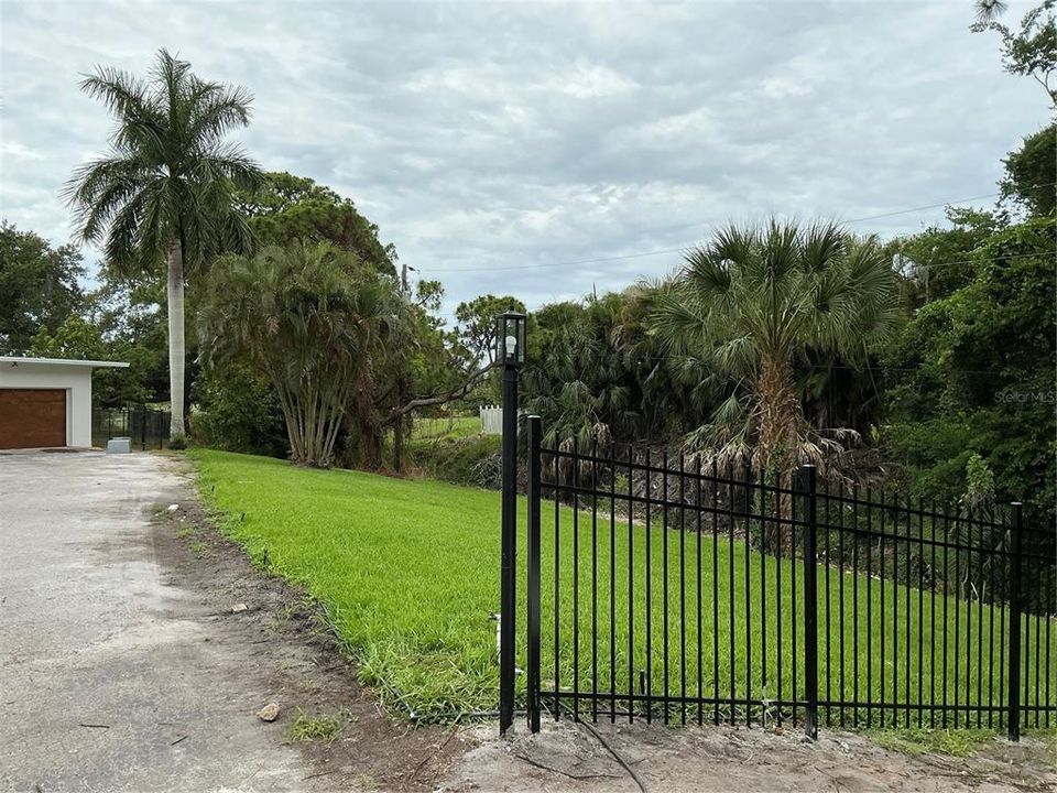 For Sale: $895,000 (3 beds, 2 baths, 2400 Square Feet)