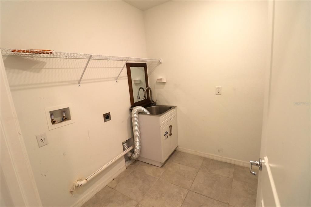 For Sale: $335,000 (4 beds, 2 baths, 1844 Square Feet)