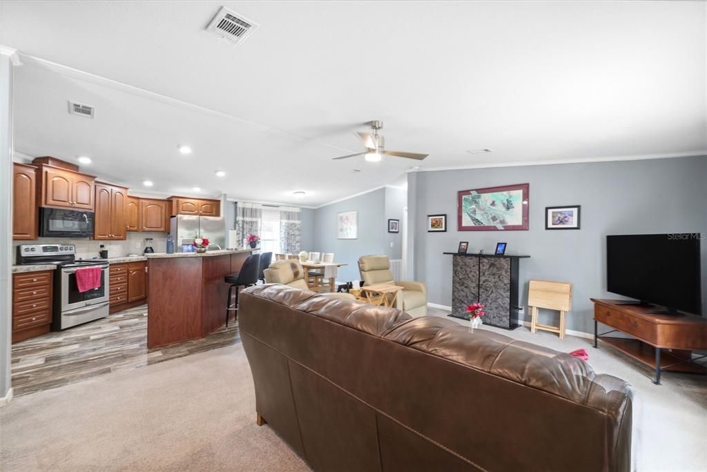 For Sale: $240,000 (3 beds, 2 baths, 728 Square Feet)