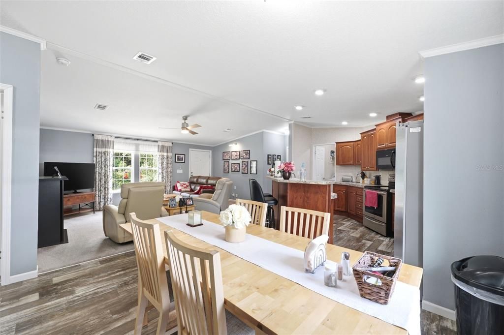 For Sale: $240,000 (3 beds, 2 baths, 728 Square Feet)