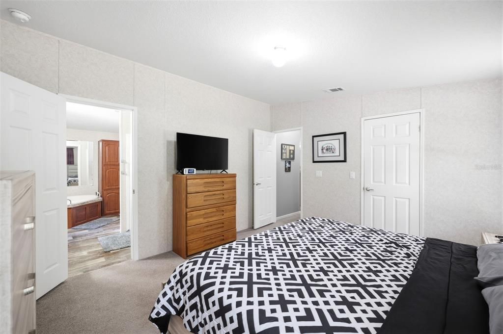 For Sale: $240,000 (3 beds, 2 baths, 728 Square Feet)