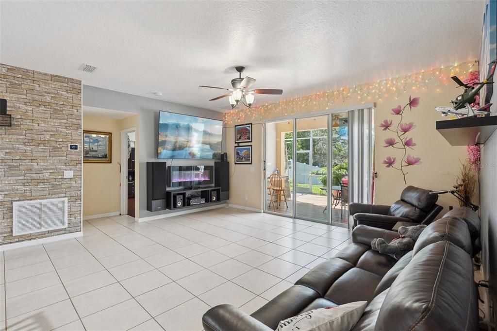 En Venta: $399,999 (4 camas, 2 baños, 2518 Pies cuadrados)