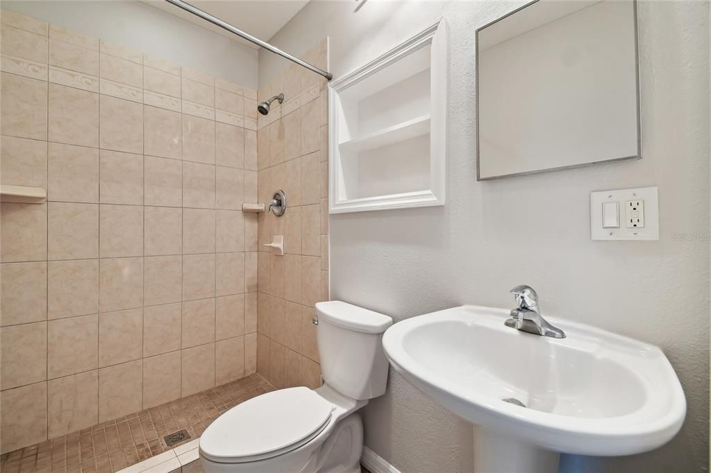 For Rent: $2,300 (3 beds, 2 baths, 1050 Square Feet)