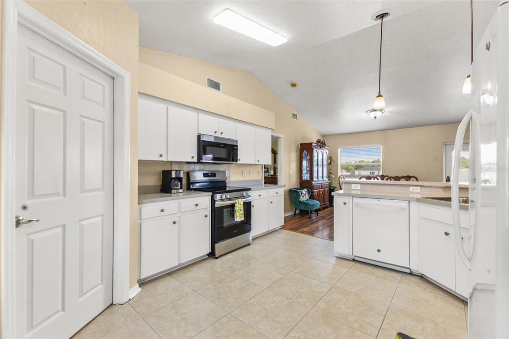 For Sale: $305,000 (3 beds, 2 baths, 1683 Square Feet)
