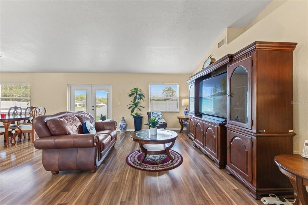 For Sale: $305,000 (3 beds, 2 baths, 1683 Square Feet)