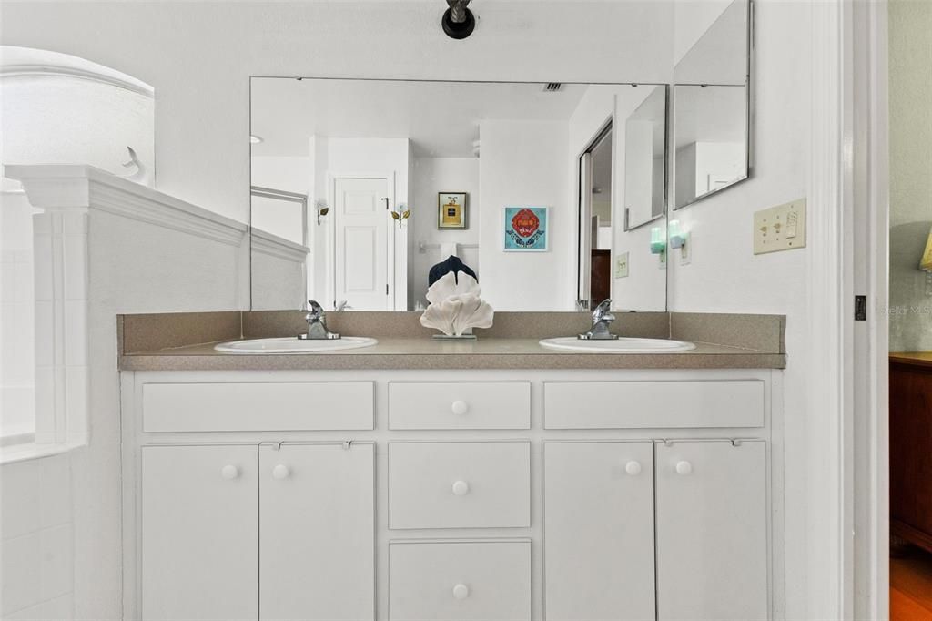 For Sale: $305,000 (3 beds, 2 baths, 1683 Square Feet)