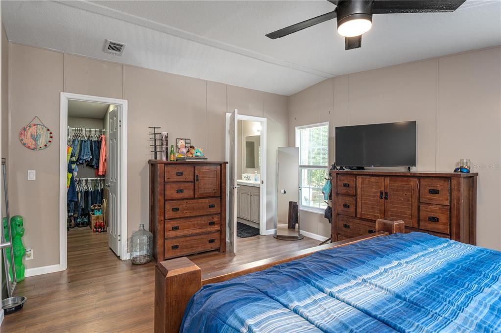 For Sale: $483,000 (5 beds, 3 baths, 1971 Square Feet)
