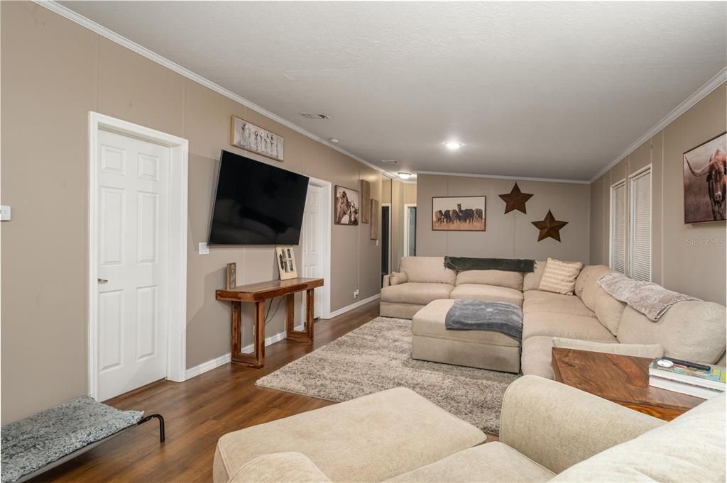 For Sale: $483,000 (5 beds, 3 baths, 1971 Square Feet)