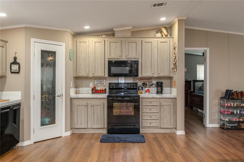 For Sale: $483,000 (5 beds, 3 baths, 1971 Square Feet)