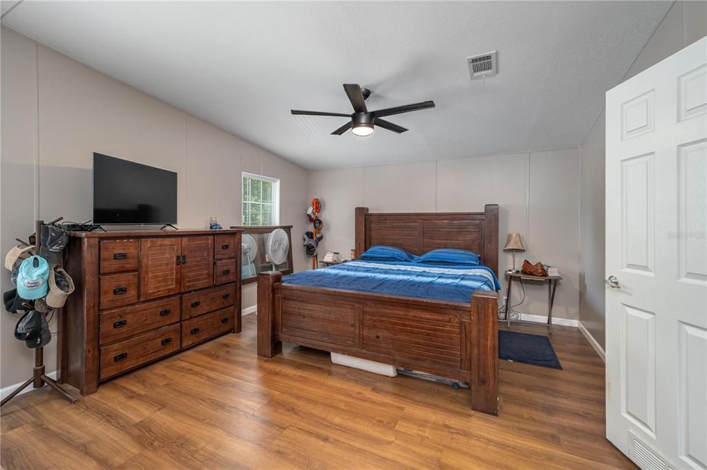 For Sale: $483,000 (5 beds, 3 baths, 1971 Square Feet)