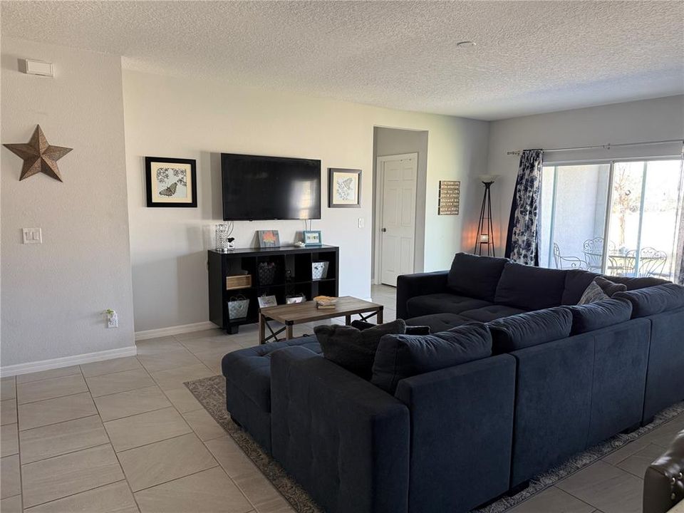 For Rent: $2,700 (4 beds, 2 baths, 2103 Square Feet)